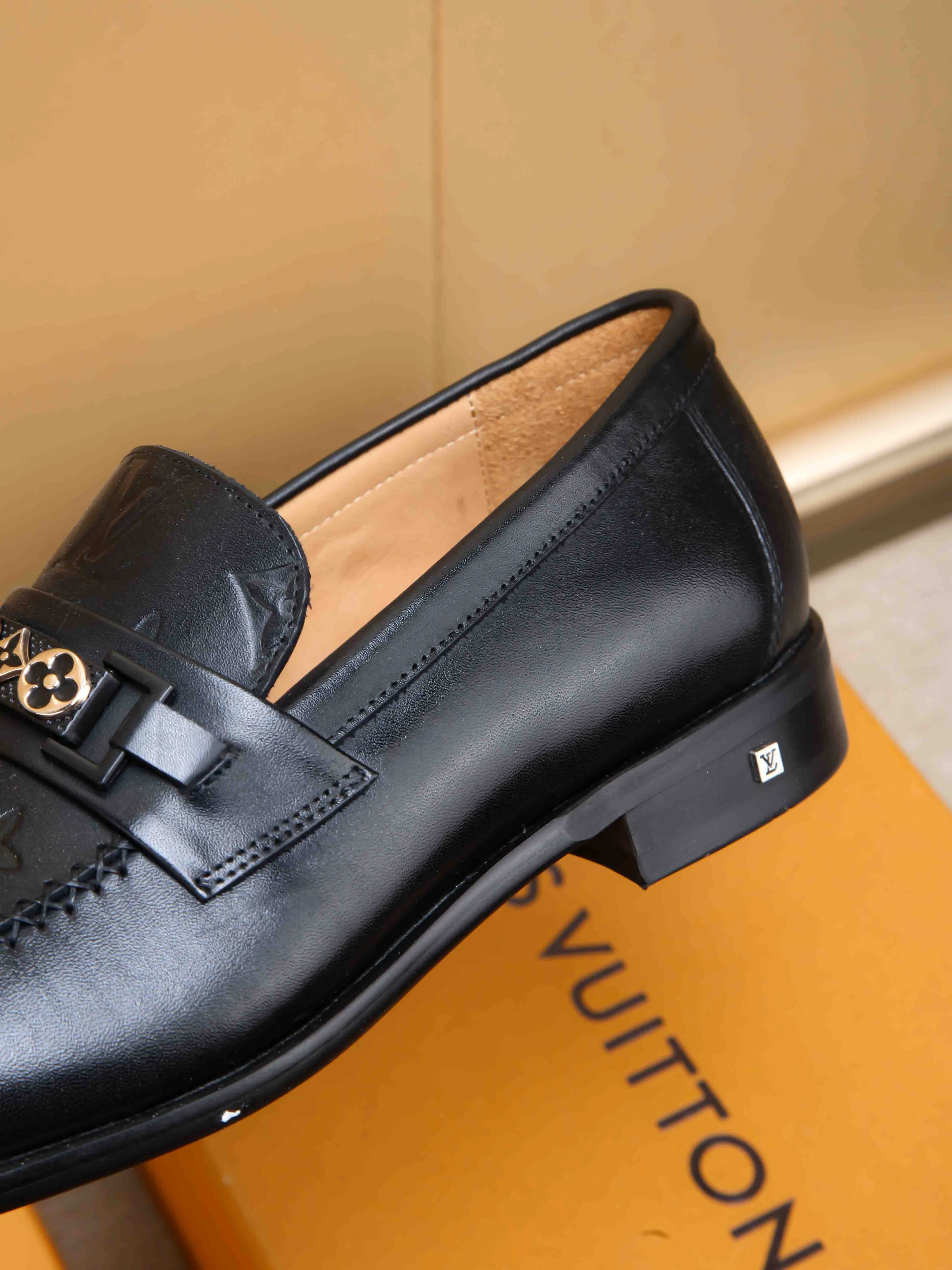 Men's shoes 💰 460 💰 Louis Vuitton LV ® 🆕 model 🔛Full shoe counter, first layer cowhide, 🐂leather lined casual shoes for men, super soft outsole, essential for driving. Counter synchronization, original first layer cowhide, completely 1:1 mold customization🌹top version, color optional! Number: 39-44 (customized at 38.45)